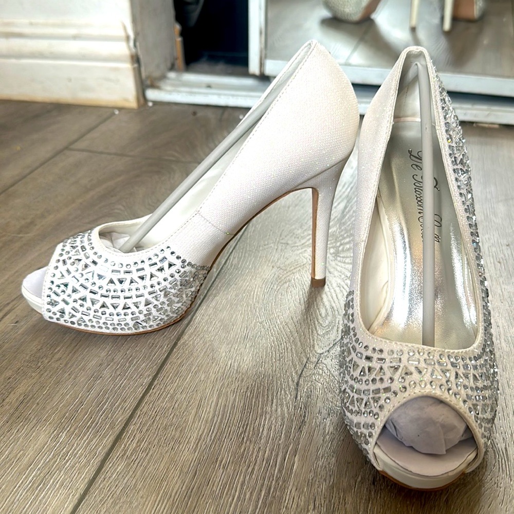 De Blossom Collection Heels Beautiful Rhinestone Size 5 1/2